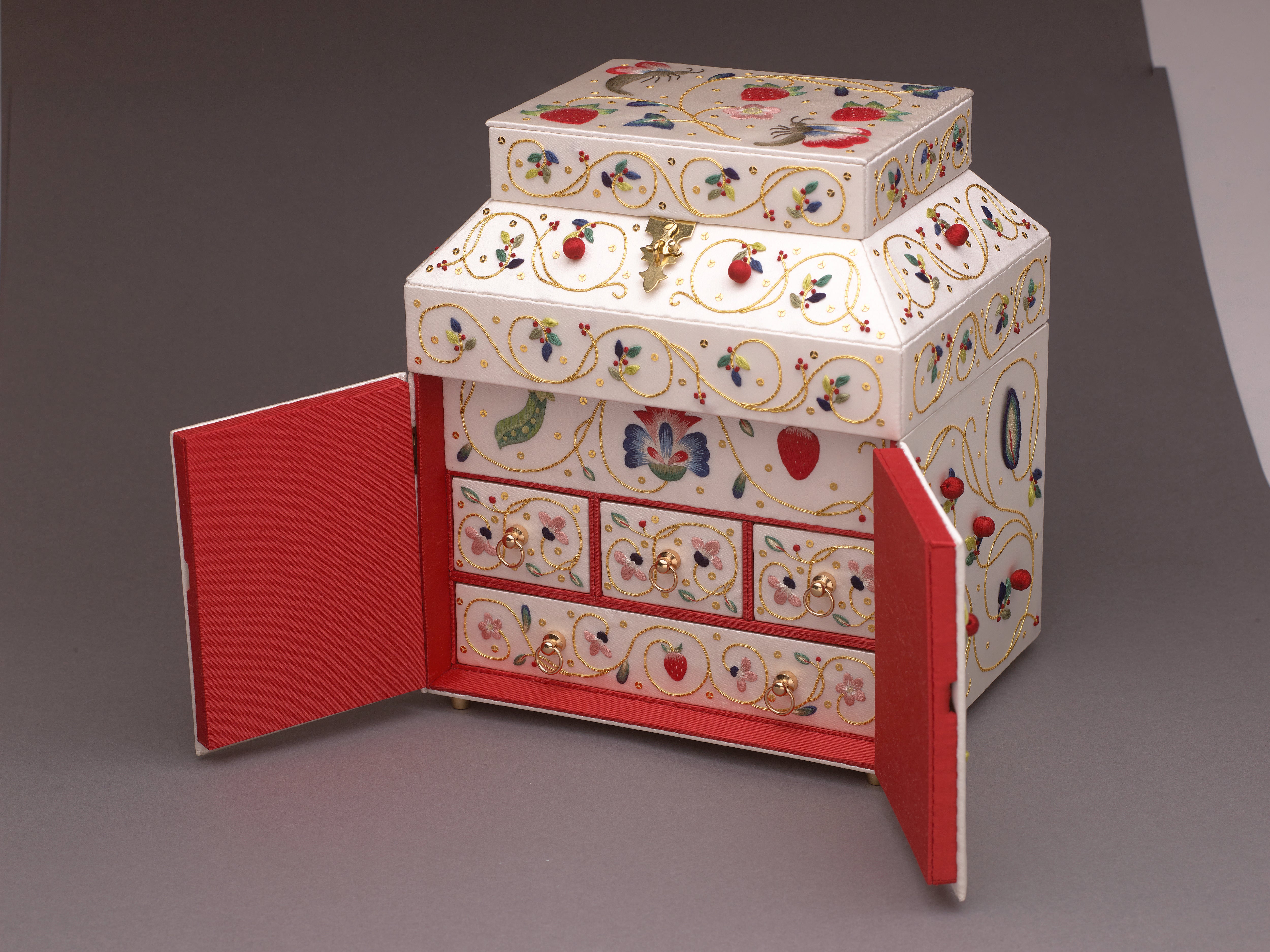 RSN Embroidered Boxes - Techniques, Projects & Pure Inspiration by Heather Lewis