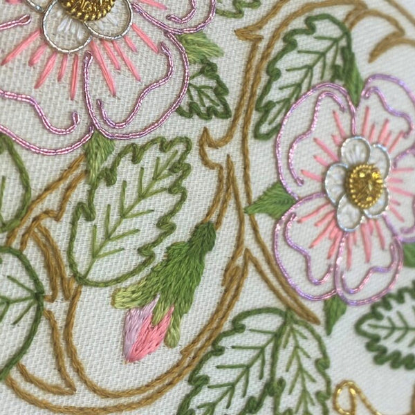 DW-Briar-Rose-bud-detail-1200px-1024×768